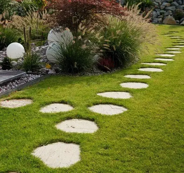 Czym obsadzić chodnik, aby uniknąć problemów z pielęgnacją?