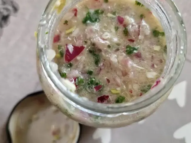 Maîtrisez la vinaigrette alsacienne: bouillon chaud, saveurs uniques