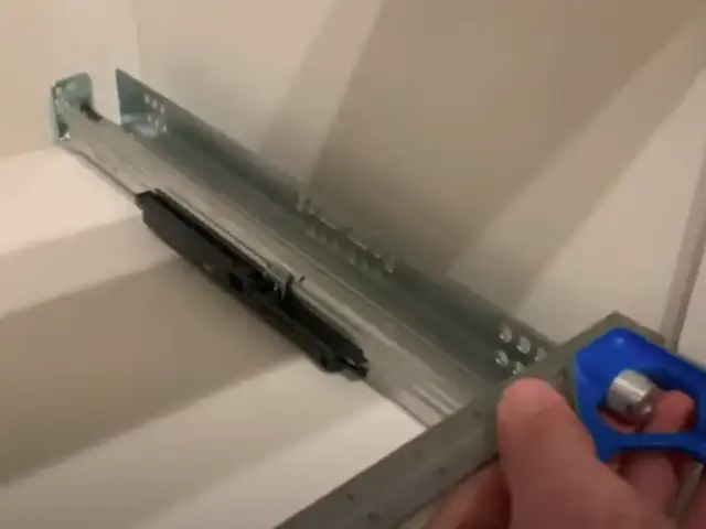 Jak zamontować szuflady w szafce - uniknij najczęstszych błędów