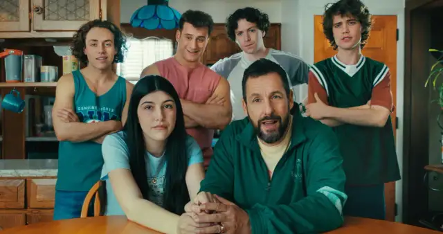 Rodzina z filmu "Farciarz Gilmore 2" siedzi przy stole. Adam Sandler z żoną i synami.