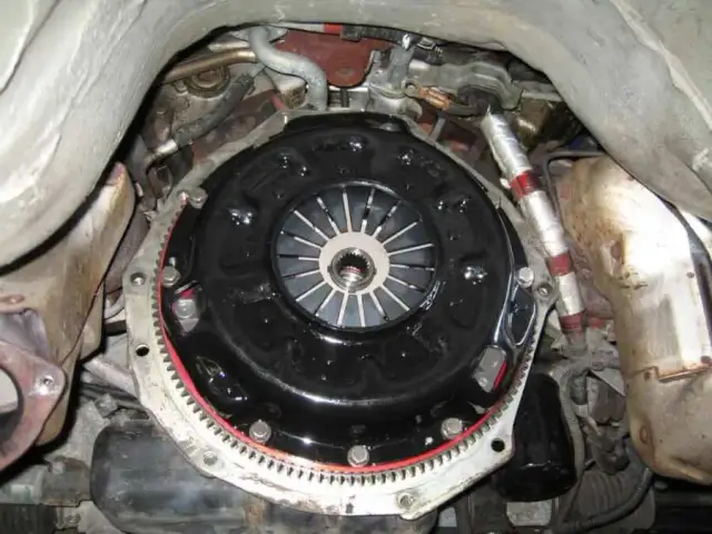 Jak śmierdzi spalone sprzęgło i co to oznacza dla twojego auta