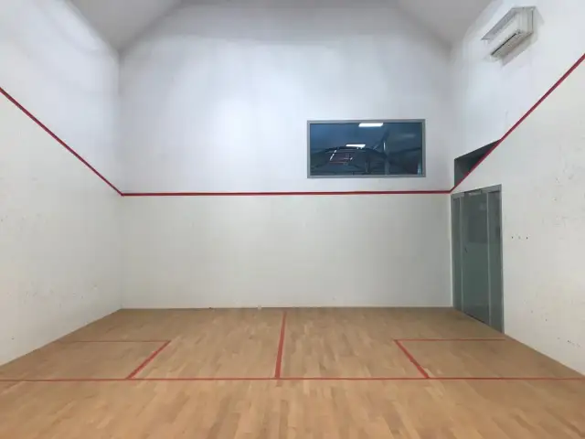 Fitness i squash: jak połączenie tych dyscyplin poprawi Twoją formę