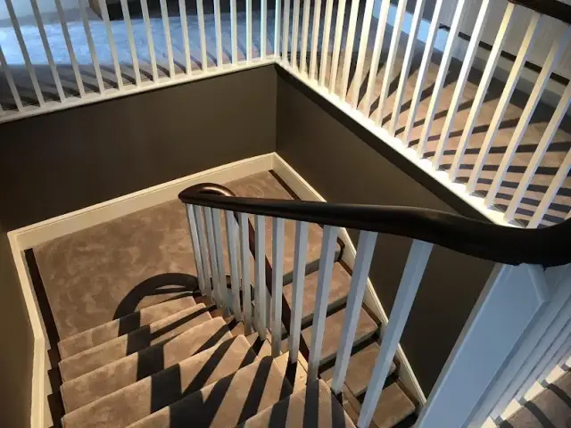 Schody zabiegowe czy ze spocznikiem - które są bezpieczniejsze i praktyczniejsze?