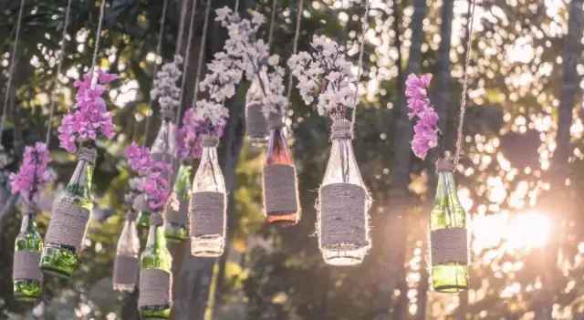 Butelki po winie: 20+ pomysłów na DIY i upcykling w domu i ogrodzie