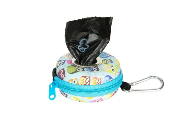 Uroczy pojemnik na woreczki dla psa z motywem sów. Zamykany na zamek, z karabińczykiem do przypięcia.