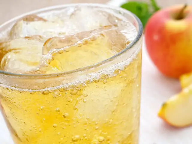 Orzeźwiający napój z białego wina i słodkiego soku owocowego na lato