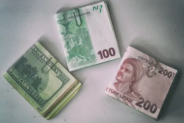 Dolar, euro i banknot 200 lir, czyli waluta w Turcji, leżą obok siebie.