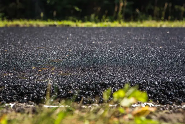 Asfalt co to? Poznaj właściwości i zastosowania tego materiału