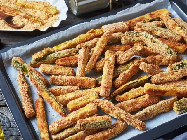 Chrupiące frytki z cukinii z piekarnika: sekret idealnego smaku