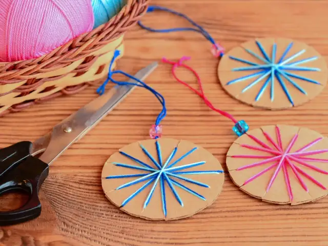 Bombki z papieru dla dzieci - Proste DIY i instrukcje krok po kroku