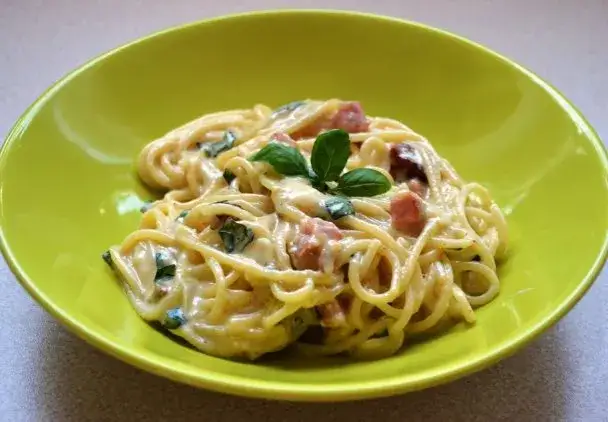 Jak przygotować idealne spaghetti carbonara ze śmietaną – prosta receptura