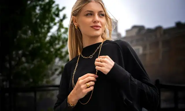 Jak dobrać naszyjnik do sukienki? Przewodnik stylistki Liliany