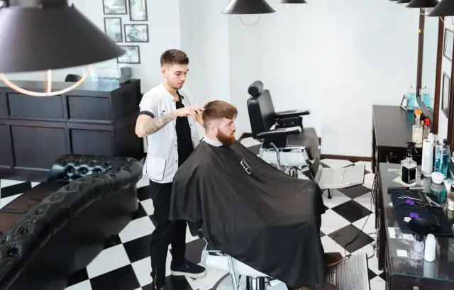 Tani fryzjer męski w Warszawie: gdzie zaoszczędzisz na strzyżeniu