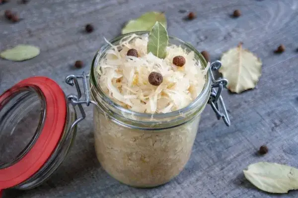 Dlaczego kapusta kiszona ciemnieje i jak temu zapobiec?