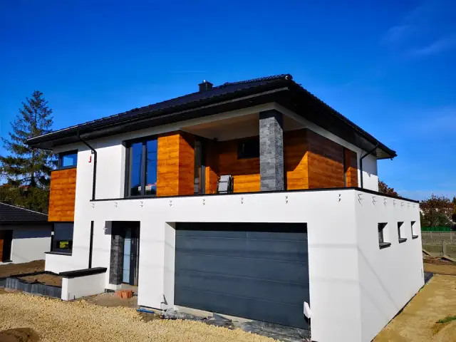 Jakie drewno na elewację domu wybrać, aby uniknąć błędów i oszczędzić pieniądze?