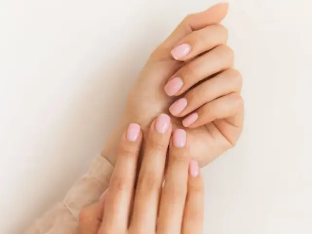 Jak malować paznokcie lakierem hybrydowym bez lampy i uniknąć problemów