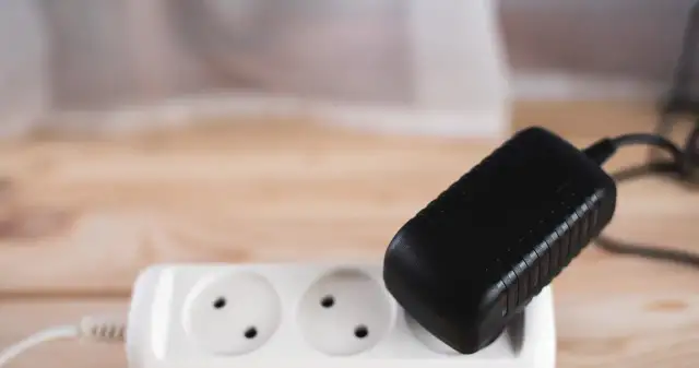 Czy podłączona ładowarka bez telefonu naprawdę pobiera prąd?