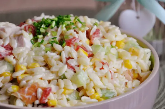 Jak ugotować makaron ryżowy do sałatki, by zachwycić smakiem i prostotą