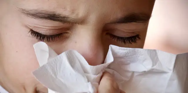 Krztusiec u dziecka objawy: Jak rozpoznać i co robić?