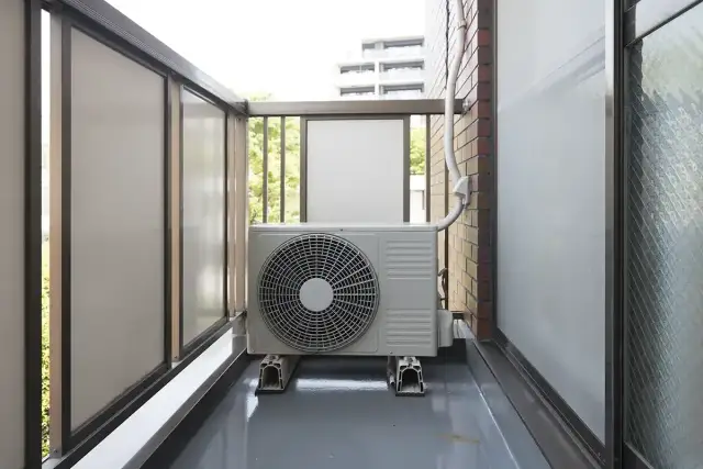Klimatyzacja na balkonie: Jak ukryć jednostkę zewnętrzną?