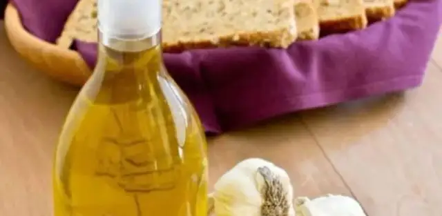 Jak zrobić olejek czosnkowy w domu – prosta metoda na zdrowie
