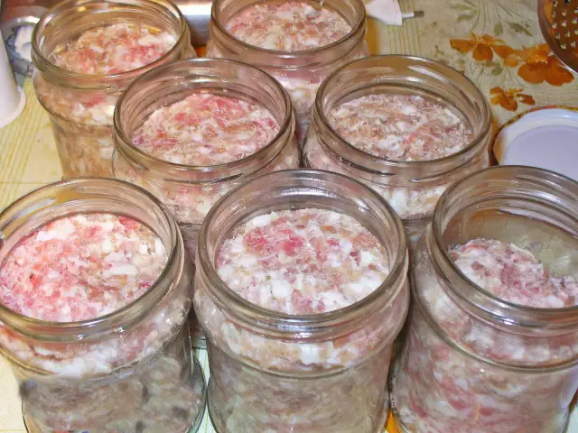 Jak zrobić kiełbasę w słoikach? Sprawdzony przepis i tyndalizacja