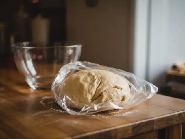 Jak przechowywać ciasto na pizzę w lodówce, by nie straciło świeżości