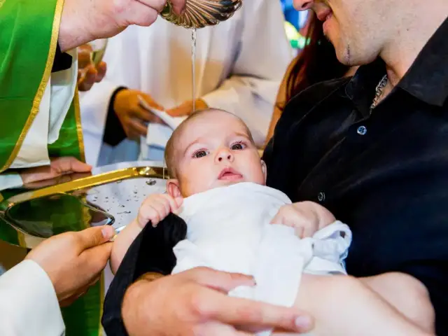Ile daje się na chrzciny chrzestny? Oto, co warto wiedzieć
