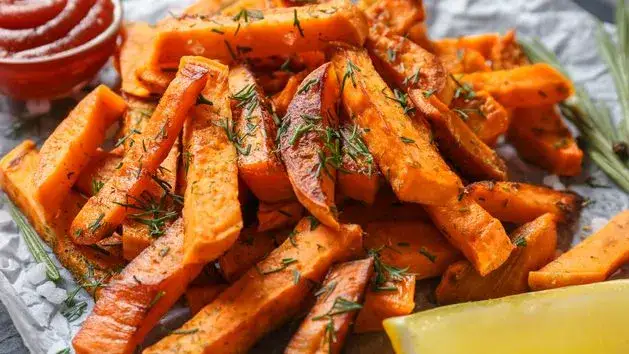 Jak upiec frytki z batatów, aby były chrupiące i zdrowe