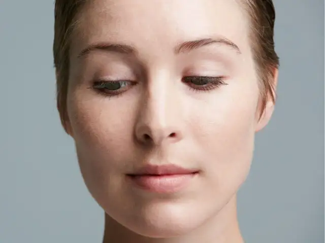 Twoja cera jest ziemista? Poznaj przyczyny i odzyskaj promienny wygląd.