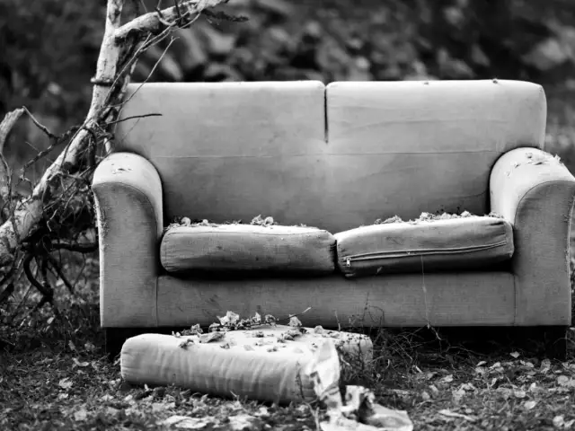 Gdzie wyrzucić kanapę? Uniknij kar! Darmowe i płatne opcje