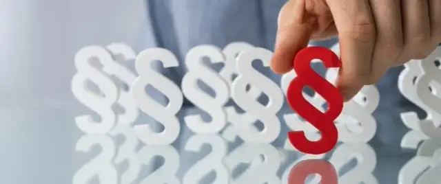 Czy pracownik gminy może być radnym? Ograniczenia i zasady do poznania