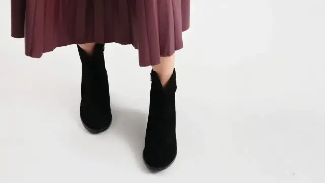 Jakie buty do spódnicy za kolano? Odkryj idealne stylizacje na każdą okazję