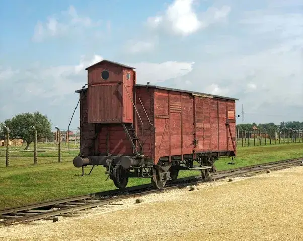 Ile km z Krakowa do Auschwitz? Sprawdź, jak łatwo dojechać