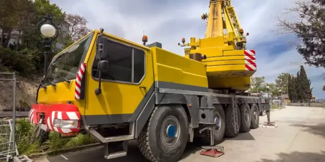 Ile kosztuje godzina pracy dźwigu? Sprawdź, co wpływa na ceny