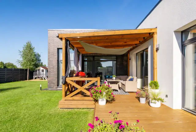 Jak zabudować taras drewnem - uniknij najczęstszych błędów w budowie