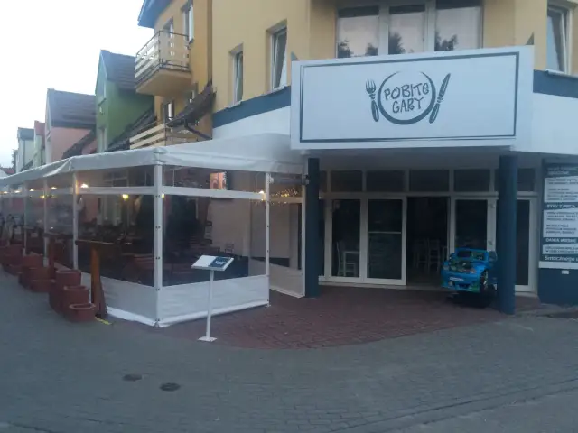 Gdzie zjeść w Dźwirzynie? Odkryj najlepsze miejsca na posiłek