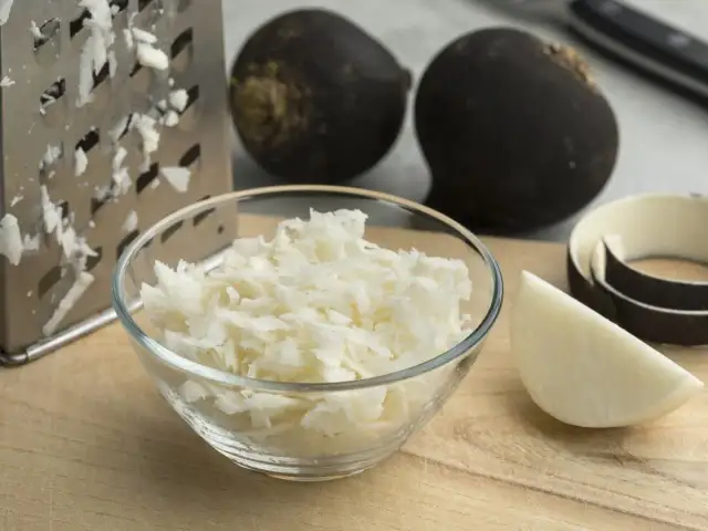 Czarna rzepa na włosy - Kiedy faktycznie pomaga i jak ją stosować?