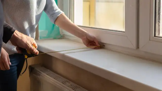 Parapety ile powinny wystawać, aby uniknąć problemów z wilgocią