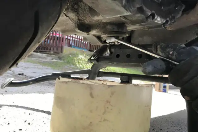 Kiedy wymieniać olej w skuterze 4T? Poradnik eksperta