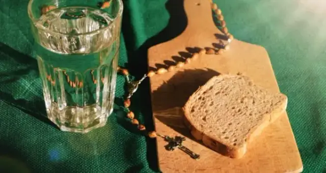 Post w piątek po 60. roku życia: zaskakujące zasady, które musisz znać