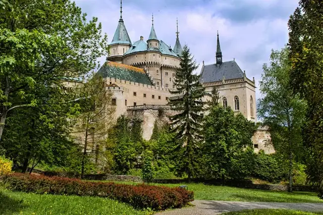 Zamek w Bojnicach: Fascynująca historia i atrakcje turystyczne