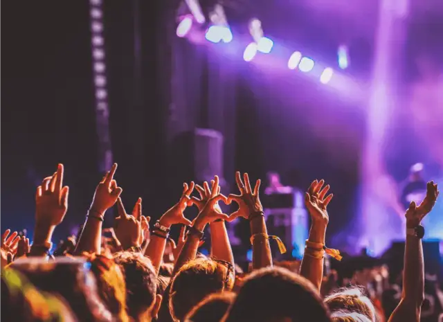 Rytmiczna elektronika: Poznaj polską scenę, gatunki i festiwale