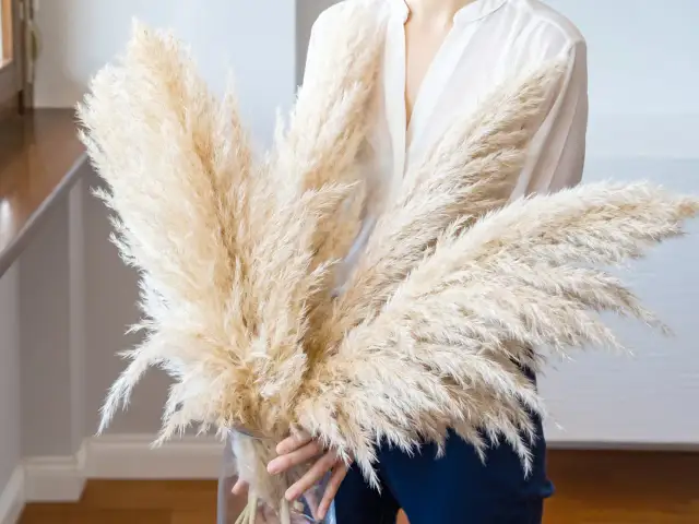 Jak zabezpieczyć trawy pampasowe? Lakierem do włosów krok po kroku