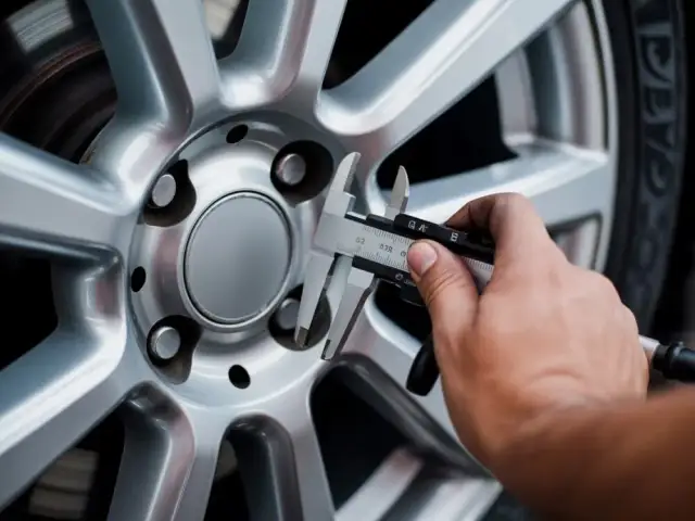 Jak sprawdzić rozmiar felgi? Kompletny poradnik dla każdego kierowcy