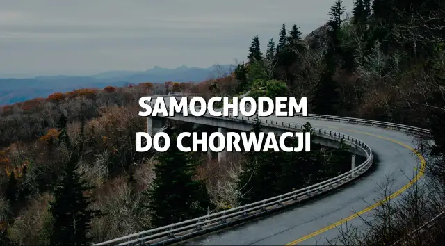 Kręta droga przez górzysty, zalesiony teren z napisem "SAMOCHODEM DO CHORWACJI".