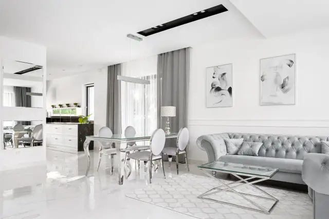 Co to jest styl glamour? Poznaj jego cechy i zastosowanie w modzie i wnętrzach