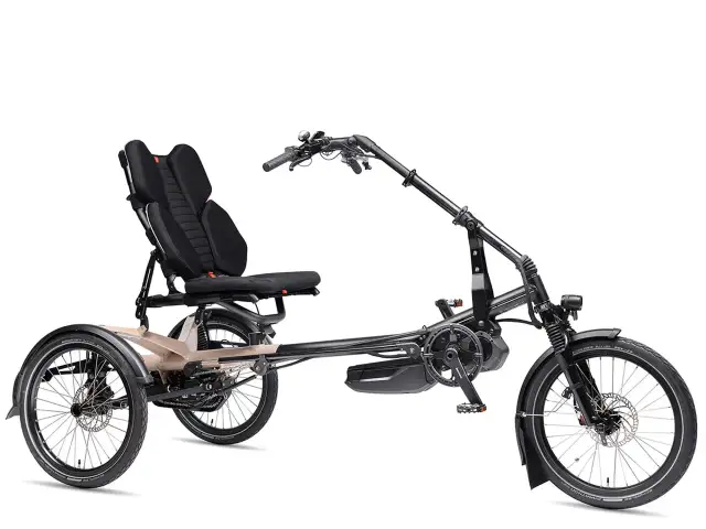 Ein schwarzes Dreirad mit Sitz und E-Motor auf weißem Hintergrund.