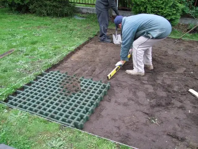 Bezpieczne podłoże pod plac zabaw w ogrodzie - co wybrać, by chronić dzieci?