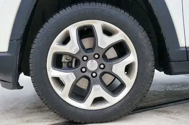 Jakie opony do SUV-a wybrać, aby uniknąć problemów na drodze?